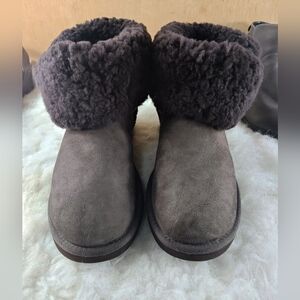 UGG Bailey Button II Boots Womens size W9 Brown Genuine Sheepskin Comfort Winter